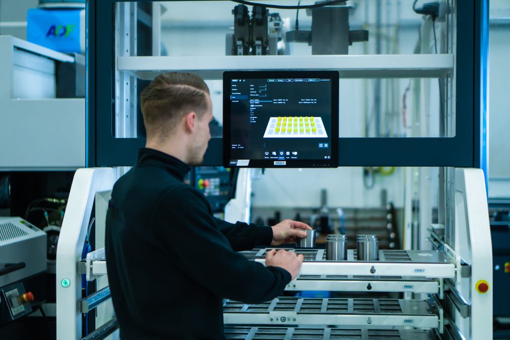 Machine operator werkt aan een machine een cnc oplossing van BMO automation